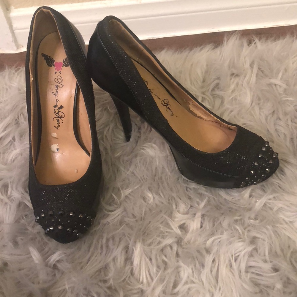 Black pumps